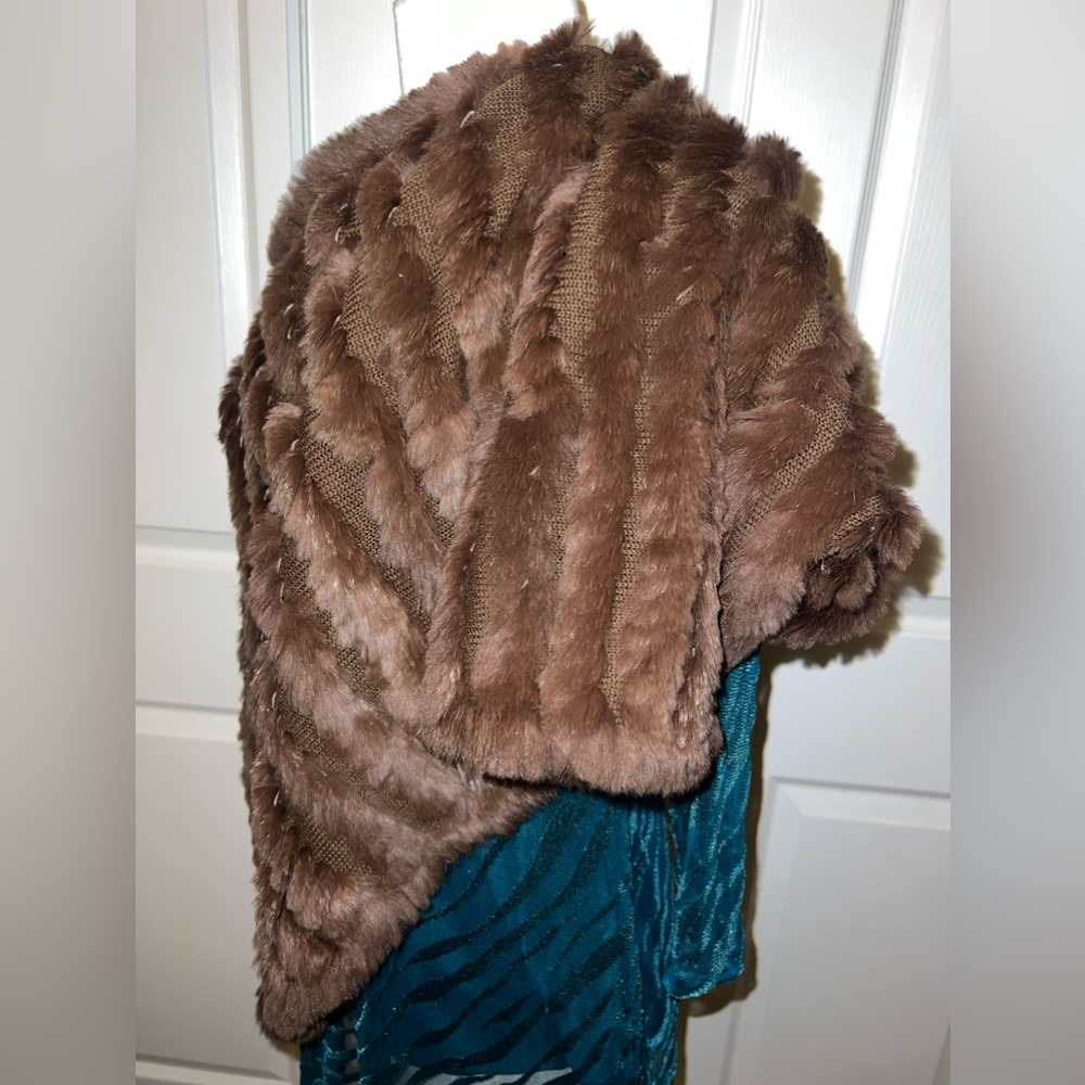 🤎 Fur Poncho (100% Rabbit) - Picture 2 of 9
